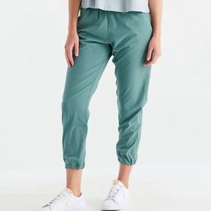 Free Fly Women’s Breeze Cropped Pant Size Medium Sabal Green Casual Comfort NWT